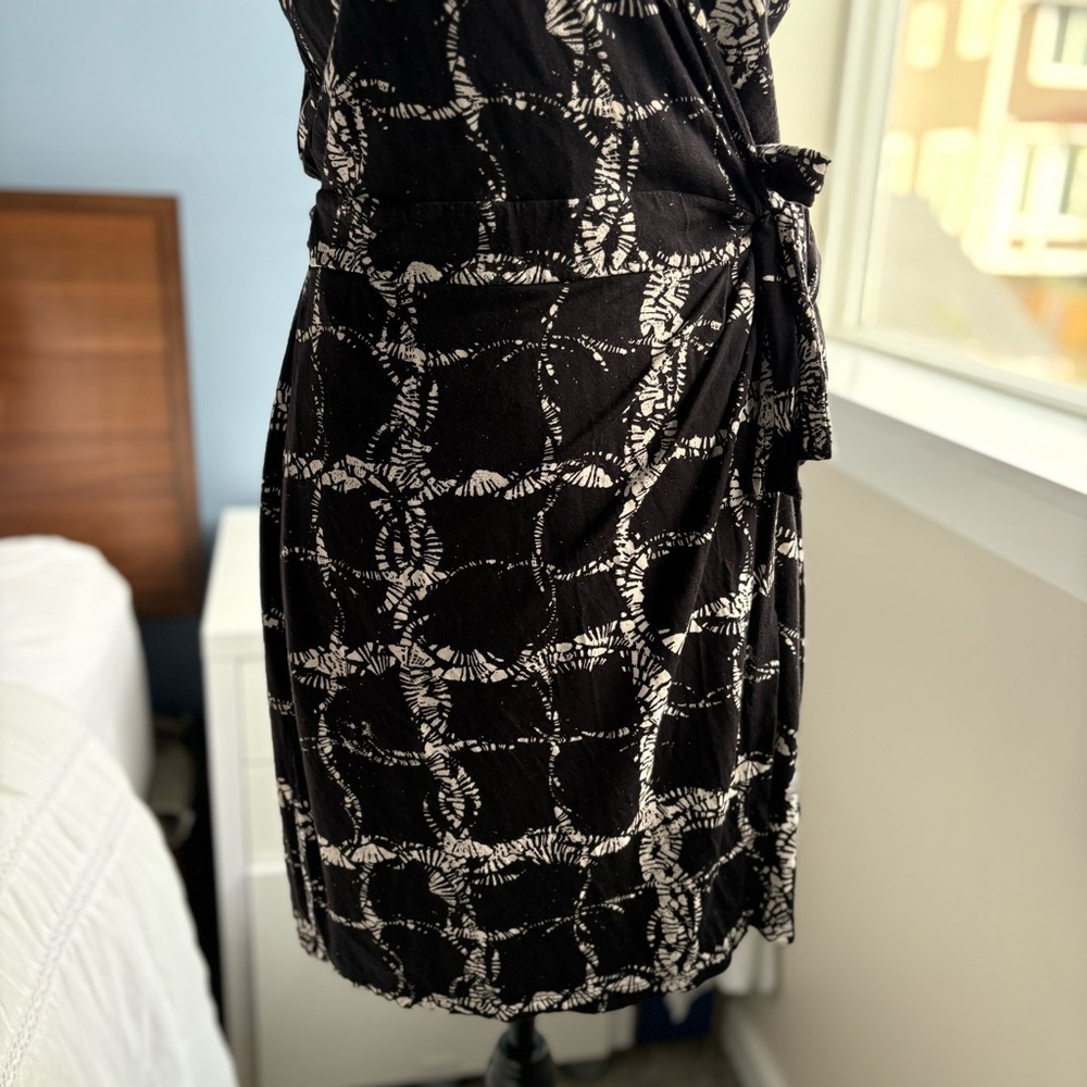 Banana Republic Black and White Abstract Mini V-Neck Wrap Dress - Picture 8 of 17